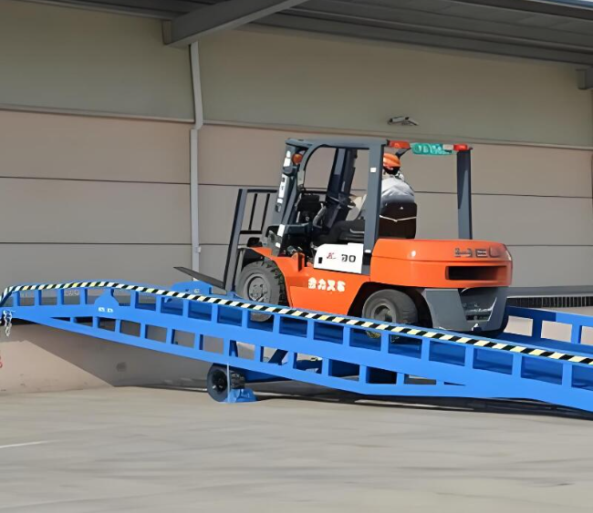 东英镇移动式卸货平台（叉车用）